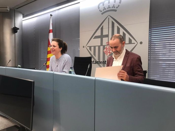 La teniente de alcalde de Ecología, Movilidad y Urbanismo de Barcelona, Janet Sanz, y el concejal de Emergencia Climática y Transición Ecológica, Eloi Badia.