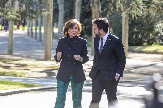 (I-D) La vicepresidenta primera, Carmen Calvo; y el vicepresident de la Generalitat, Pere Aragons,  antes de la de la mesa de diálogo entre el Gobierno de España y el Govern de Catalunya