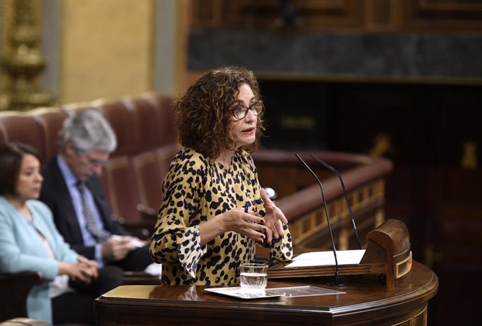 La ministra de Hacienda y portavoz del Gobierno, María Jesús Montero, interviene desde la tribuna del Congreso de los Diputados 