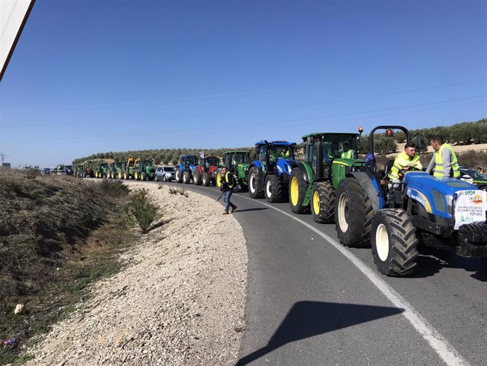Tractorada llevada a cabo en la A-45, en Lucena (Córdoba) el pasado 14 de febrero, organizada por las organizaciones agrarias