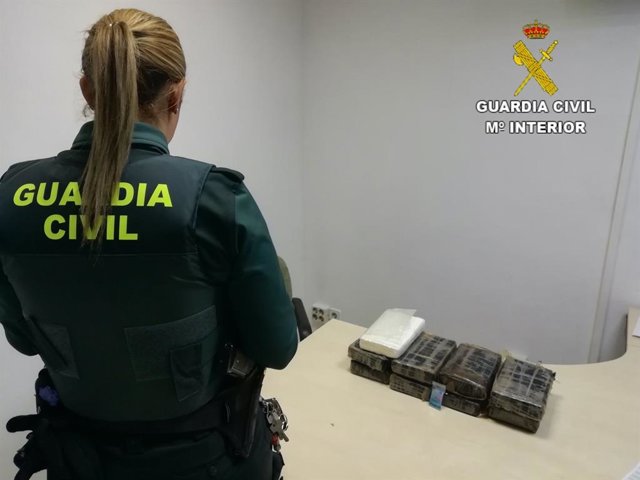 Localizados nueve kilos de cocaína en un doble fondo del maletero de un coche.