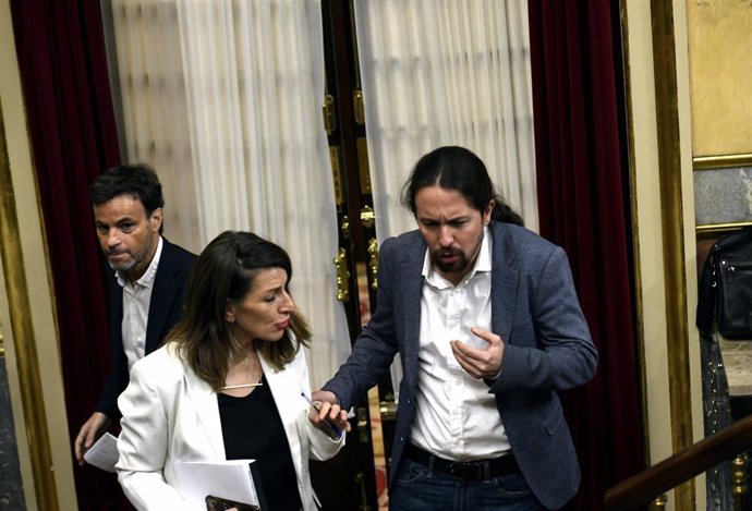 El presidente de Unidas Podemos-En Comú-Galicia en Común, Jaume Asens; la ministra de Trabajo y Economía Social, Yolanda Díaz; y el vicepresidente del Gobierno, Pablo Iglesias, en el Congreso el  20 de febrero de 2020