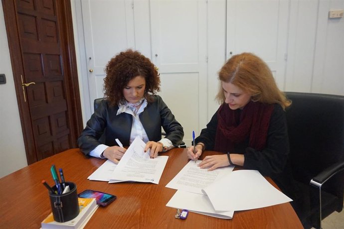 María Eugenia Limón firman la entrega de llaves a una nueva empresa al Vivero de Empresas de la Diputación.