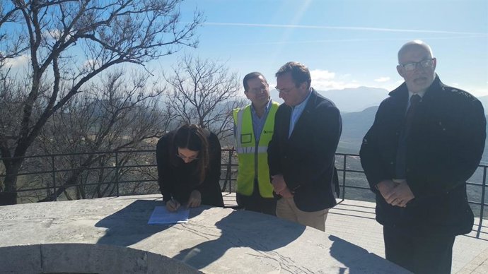 Palomares (segundo por la dcha.) visita la intervención en la CO-6212