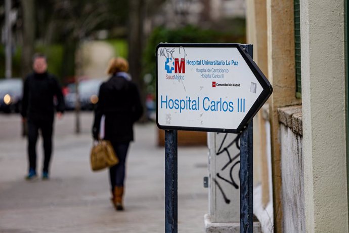 Senyal que indica l'entrada de l'Hospital Carlos III, adscrit a l'Hospital Universitari La Pau, a Madrid a 30 de gener de 2020.