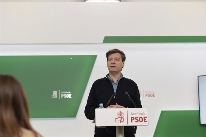 El portavoz de Presidencia del PSOE-A, Carmelo Gómez, en rueda de prensa en una imagen de archivo.
