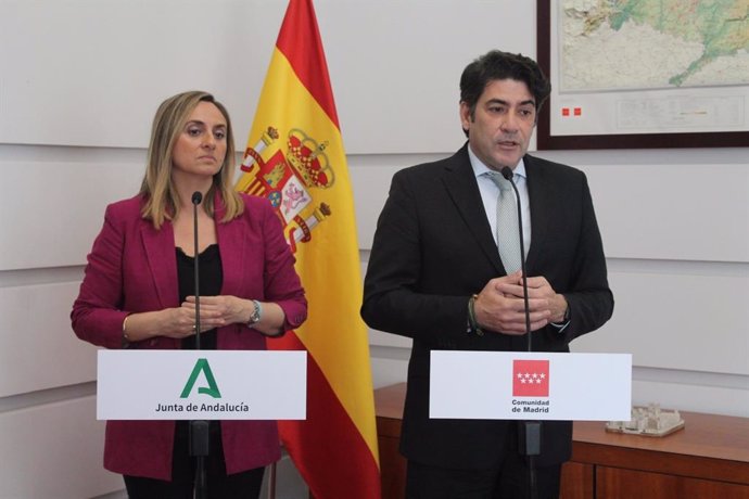 David Pérez junto a la consejera de Fomenrto, Infraestrucutras y Ordenación del Territorio de la Junta de Andalucía, Marifrán Carazo