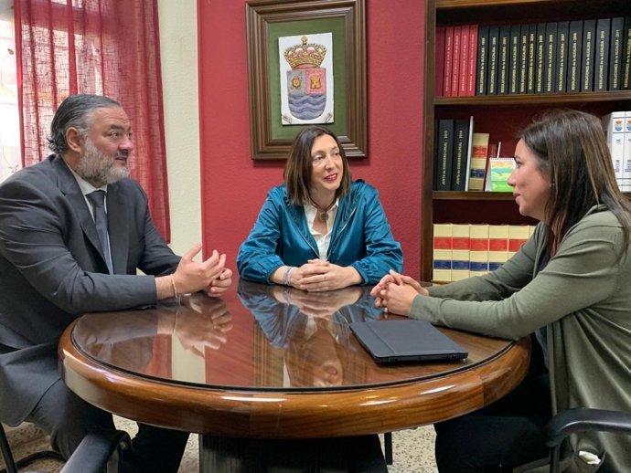 Imagen de la visita de López al municipio granadino de Cájar junto al delegado de Gobienro de la Junta en Granada, Pablo García, y la alcaldesa, Mónica Castillo de la Rica