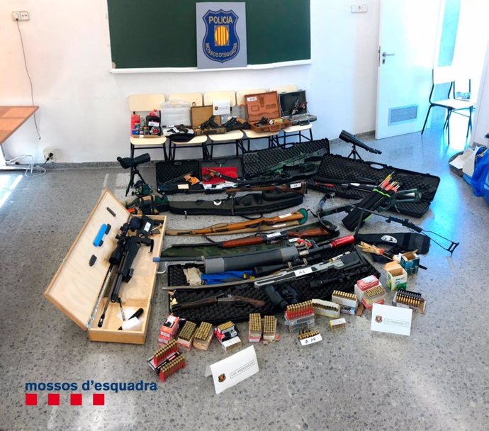 Imatges de l'arsenal d'armes que van intervenir els Mossos de Esquadra a Terrassa a Manuel Murillo, el veter tirador que volia atemptar contra la vida de Pedro Sánchez.
