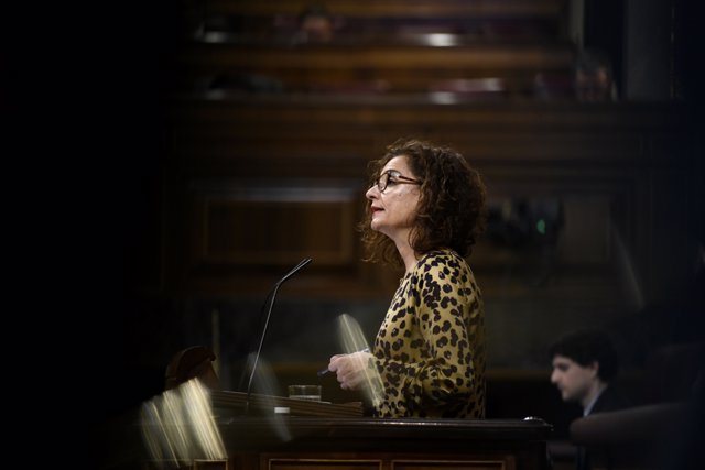 La ministra de Hacienda y portavoz del Gobierno, María Jesús Montero, interviene desde la tribuna del Congreso de los Diputados.