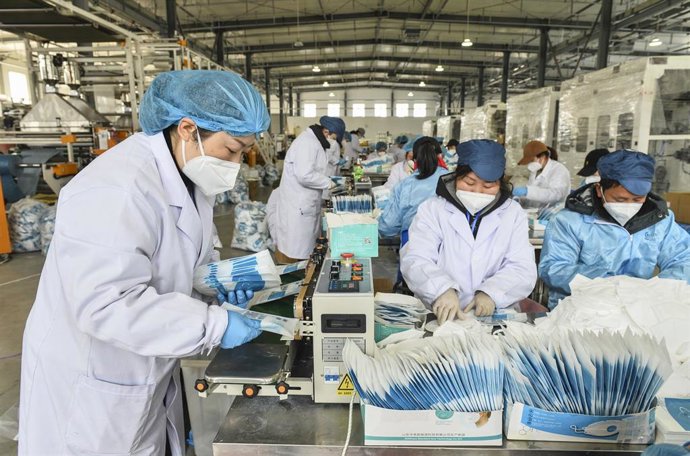 21 February 2020, China, Bingzhou: Workers operate on the production line of medical supplies at Haiyang dynasty textile co, amid the outbreak of the coronavirus. Photo: Gao Qimin/SIPA Asia via ZUMA Wire/dpa