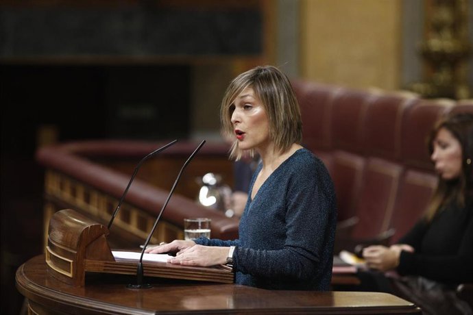 El portavoz del PNV en el Congreso de los Diputados, Idoia Sagastizabal, interviene en un pleno desde su escaño. 