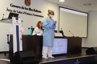 Unos 100 sanitarios de Pitiusas se forman en el uso de los equipos de protección ante el coronavirus