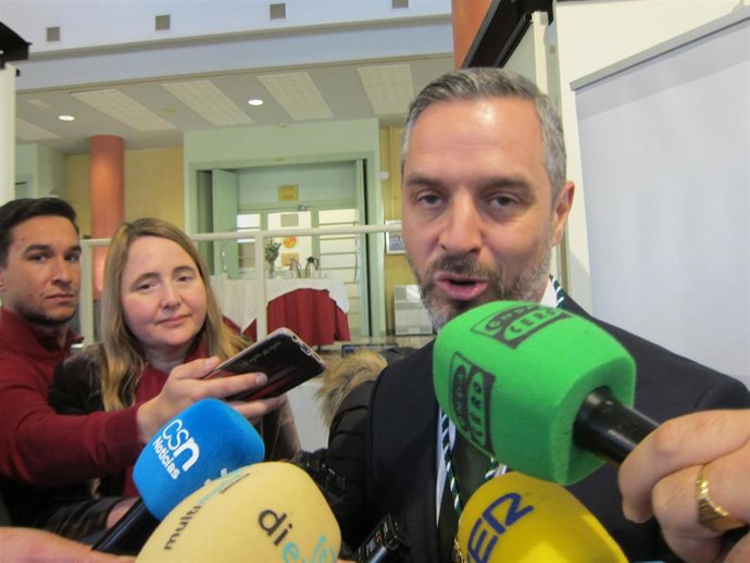 El consejero de Hacienda, Industria y Energía, Juan Bravo, durante las declaraciones a la prensa