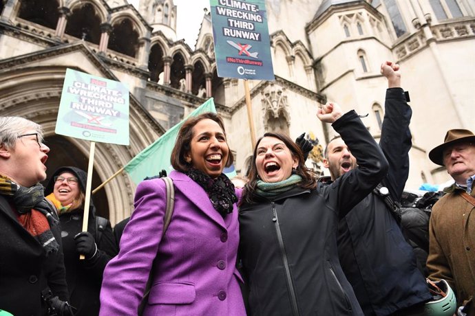 dpatop - 27 February 2020, England, London: Campaigners against the expansion of Heathrow Airport cheer outside the Royal Courts of Justice in London after the plans for the Heathrow airport expansions have been ruled illegal by the court of appeal. Pho