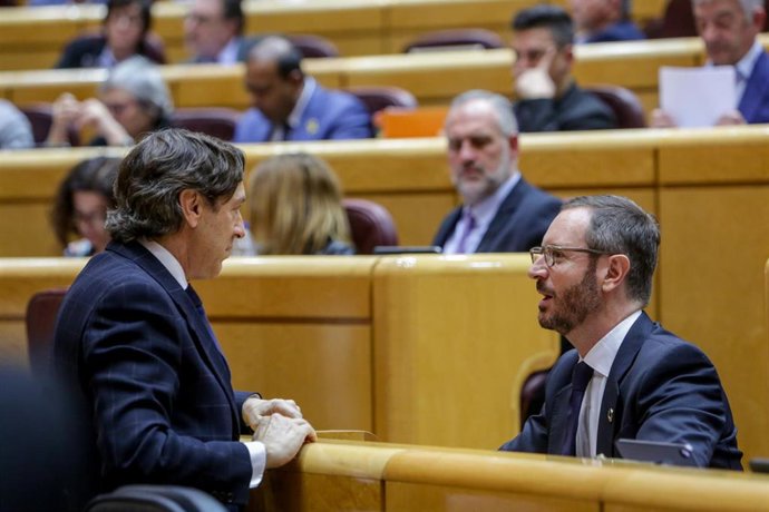 El portavoz del Partido Popular en el Senado, Javier Maroto (d), durante la segunda sesión de control celebrada en el Senado en esta legislatura para responder a la oposición, en Madrid, a 25 de febrero de 2020.