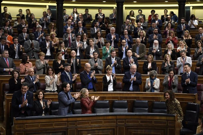 Diputados del Congreso de los Diputados aplauden a la ministra de Hacienda y portavoz del Gobierno, María Jesús Montero, tras aprobarse en el Pleno la senda de estabilidad para 2020 y el período 2021-2023 
