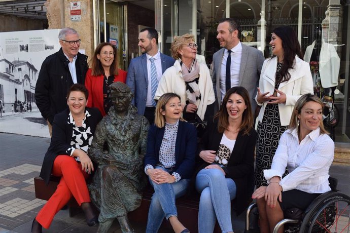 Diputados del PP junto a la escultura de la escritora Carmen Conde, primera mujer en formar parte de la Academia de la Lengua Española