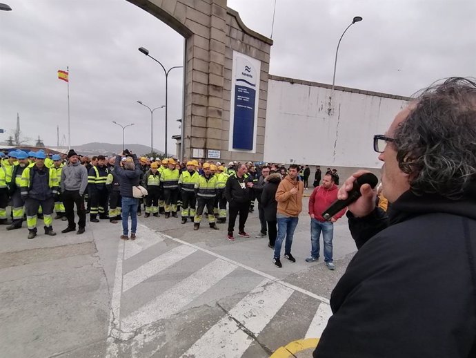 El presidente del comité de empresa de Navantia Ferrol, Javier Galán, se dirige a los trabajadores en la puerta del astillero de Navantia en Ferrol.