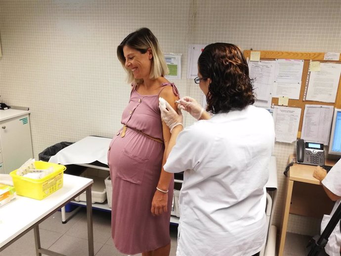 Vacunación contra la gripe de una mujer embarazada