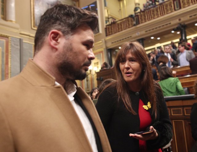 El diputado de Esquerra Republicana per Catalunya (ERC) en el Congreso Gabriel Rufián habla con la portavoz de Junts per Catalunya (JxCat), Laura Borràs
