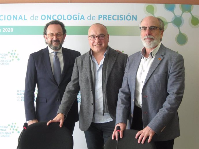 Los oncólogos Sergio Vázquez, Martín Lázaro y Joaquín Casal antes de participar en la rueda de prensa