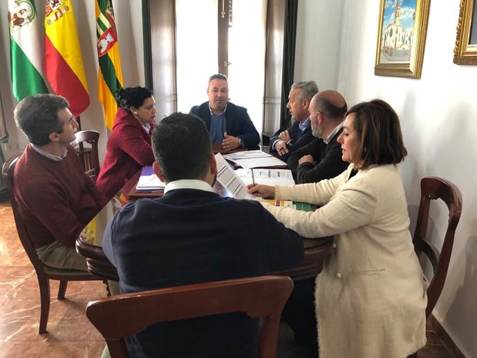 El responsable del área de Servicios Económicos, Hacienda y Recaudación de la Diputación, Juan Carlos Ruiz Boix, en una reunión en el Ayuntamiento de Paterna de Rivera