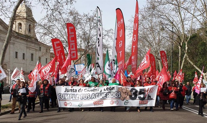 Manifestación en Valladolid para exigir la implantación de la jornada de 35 horas y el desarrollo de la carrera profesional en la Junta de Castilla y León.