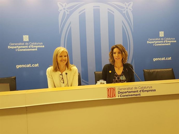 La directora general de Industria, Matilde Villarroya, y la consellera ngels Chacón