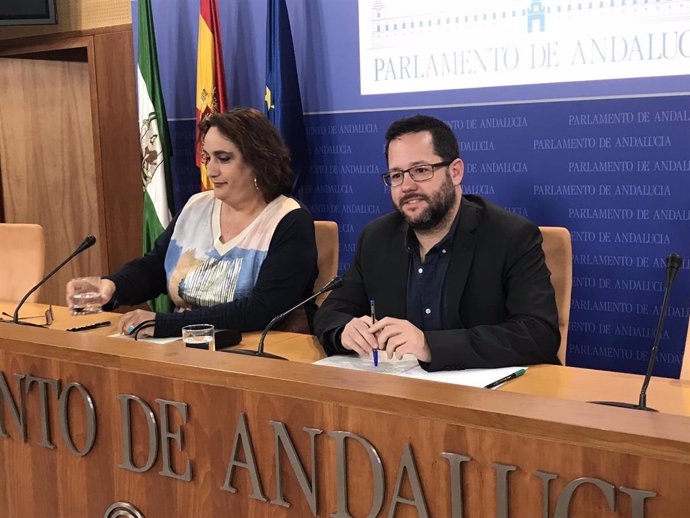 Rueda de prensa de los portavoces adjuntos de Adelante Andalucía en el Parlamento Ángela Aguilera y José Ignacio García. (Foto de archivo).