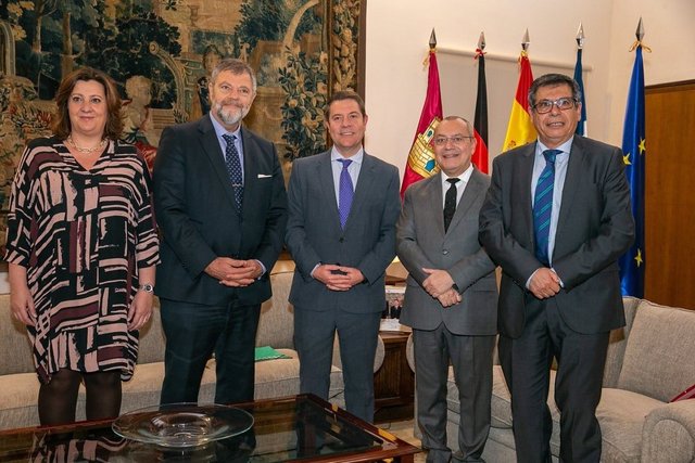 El presidente de la región, Emiliano García-Page, ha recibido en el Palacio de Fuensalida, sede de la Presidencia de Castilla-La Mancha, a los embajadores de Francia y Alemania, Jean-Michel Casa y Wolfgang Dold, respectivamente