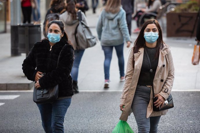 Dos mujeres con mascarillas caminan por Barcelona el mismo día en que se confirman nuevos casos de pacientes contagiados de coronavirus en España, en Barcelona (España), a 25 de febrero de 2020.