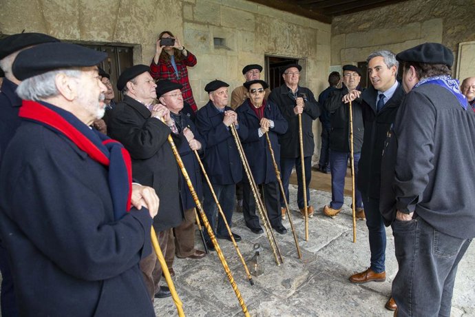 El vicepresidente de Cantabria, Pablo Zuloaga, con marceros en el Museo Etnográfico
