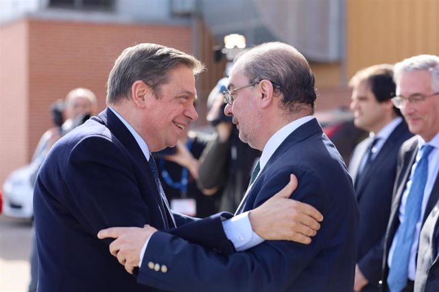 El ministro de Agricultura, Pesca y Alimentación, Luis Planas (i)  y el presidente de Aragón, Javier Lambán (d) se saludan en la visita del ministro a la Feria Internacional de Maquinaría Agrícola (FIMA), en Zaragoza (España), a 27 de febrero de 2020.