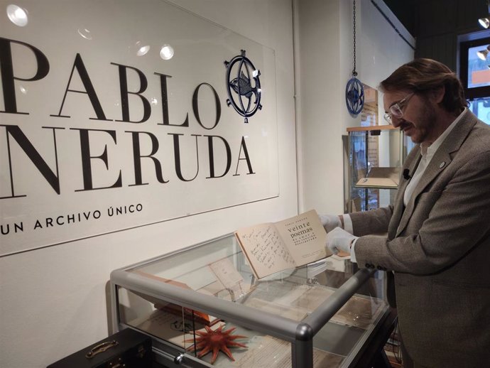 El coleccionista Santiago Vivanco sostiene 'Veinte Poemas de Amor y una canción desesperada',  del poeta Pablo Neruda, dedicado a Gabriel García Márquez.