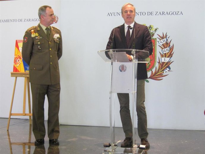 El general Carlos Melero y el alcalde Jorge Azcón durante la presentación de la jura de bandera