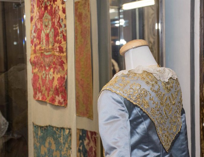 "Los Mercaderes De La Seda En La Lonja De Valencia"  En El Museo De La Seda