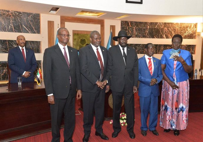 Salva Kiir, presidente de Sudán del Sur, junto a Riek Machar, primer vicepresidente, y el resto de vicepresidentes del gobierno de unidad