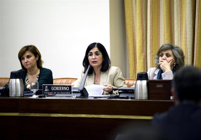 (I-D) La diputada de Podemos y vicepresidenta primera de la Comisión de Política Territorial y Función Pública, Pilar Garrido; la ministra de Política Territorial y Función Pública, Carolina Darias.