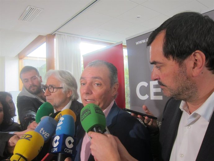 Navarro junto a Josep Sánchez Llibre y Arturo Mur