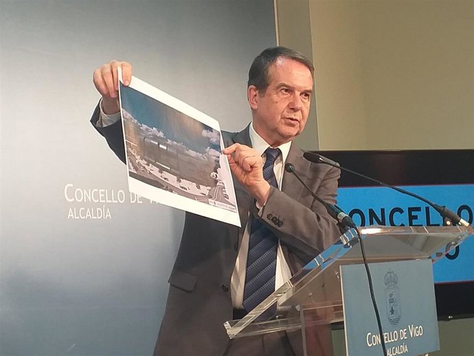 El alcalde de Vigo, Abel Caballero, muestra una foto del proyecto de reforma de la grada de Marcador, en el estadio municipal de Balaídos.