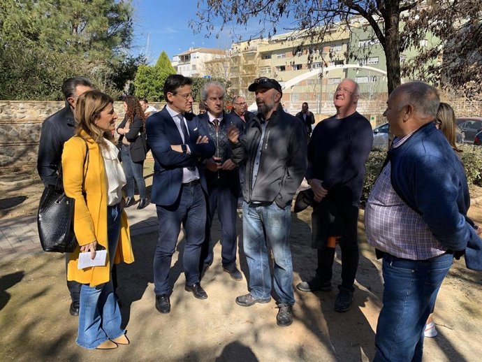 Imagen de la visita del alcalde, Luis Salvador, al barrio de Bola de Oro