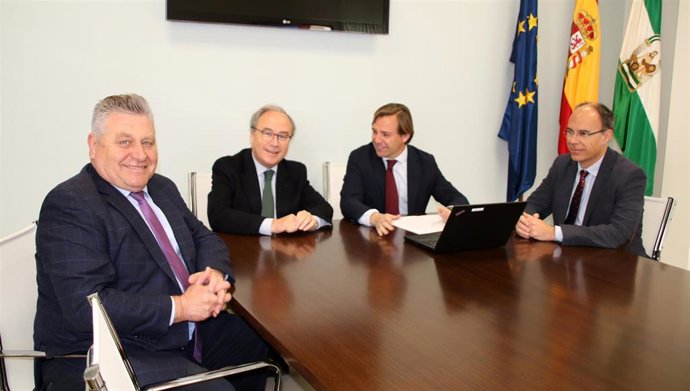 Repullo (segundo por la dcha.) en el encuentro con CECO