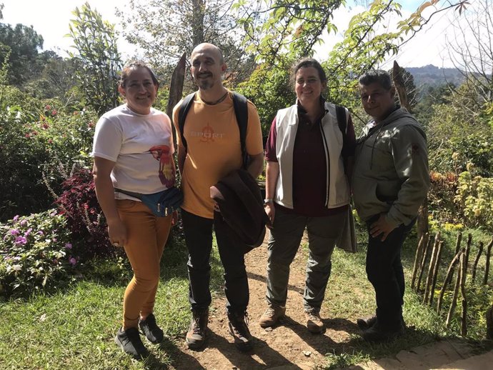 Los investigadores de la Universidad Loyola, Rafael Araque y María José Montero Simó, junto con colaboradores de Honduras.