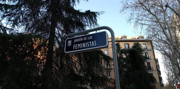 Vuelve la placa del Jardín de las Feministas