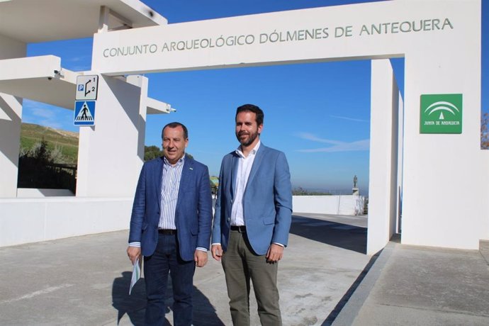 El secretario general del PSOE de Málaga, José Luis Ruiz Espejo, y el secretario general del PSOE local, Kiko Calderón.