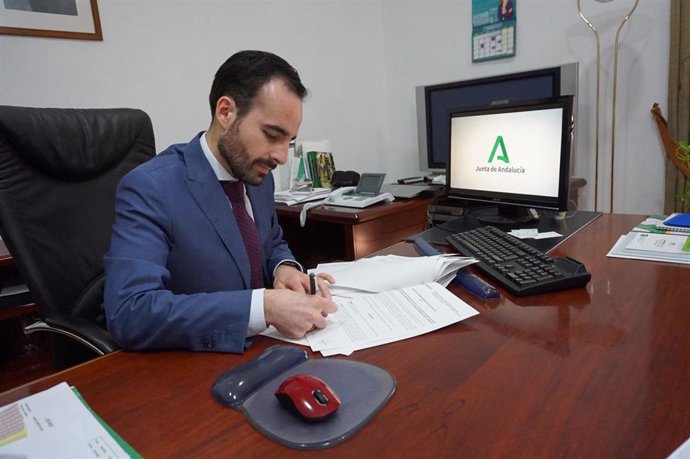 El delegado de Empleo de la Junta en Córdoba, Ángel Herrador, firmando las resoluciones