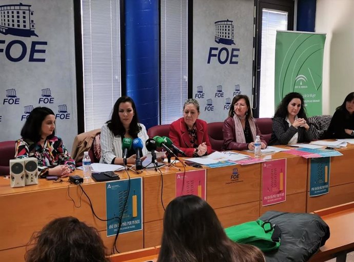 La asesora de programa del Instituto Andaluz de la Mujer (IAM) en Huelva, María Martín durnate la celebración de la mesa redonda sobre la discriminación salarial,