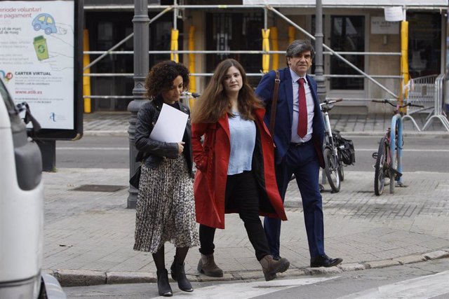 La delegada de Europa Press de Palma de Mallorca, Antonia López (1i), acude junto a la periodista de la misma agencia, Blanca Pou (2i), al juicio por el 'caso Móviles'.