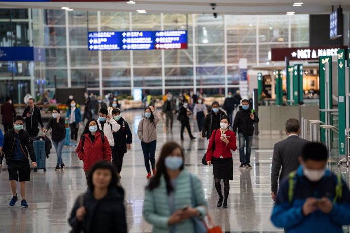 Pasajeros en un aeropuerto de Hong Kong durante la crisis del coronavirus.